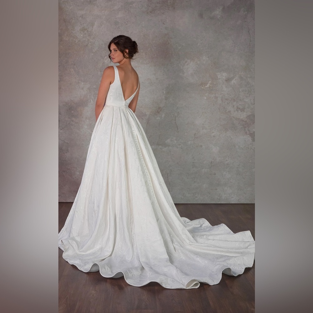 ELEGANT PLUNGING V-NECKLINE A-LINE WEDDING DRESS IN TEXTURED SATIN - Picture 6 of 9
